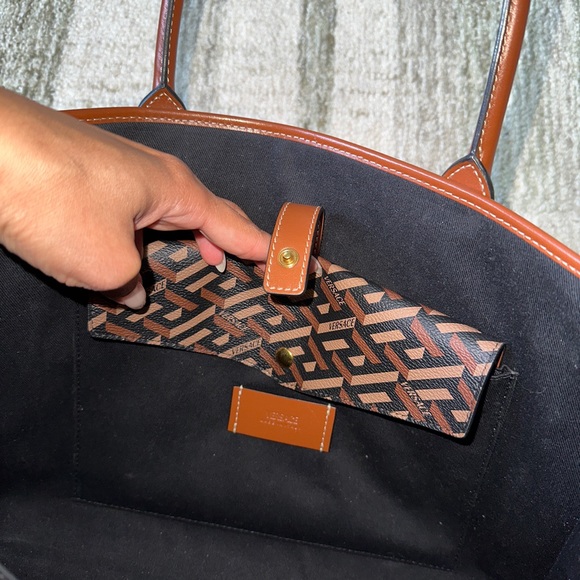 VERSACE
La Greca Signature Tote Bag - Picture 3 of 13